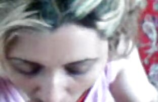 XXX A brasa da Shemale filmexx hd toca as mamas e a Pila