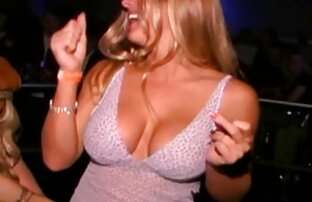 XXX A cabra traidora é filmada sites de sexo virtual gratis no Snapchat enquanto chupa pilas grandes.